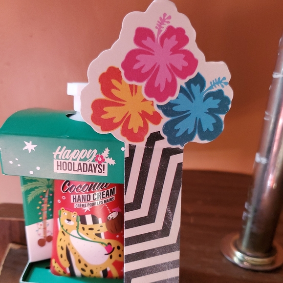 Winter Wonderhands. Hand Cream & Emery Board. 2.53 fl Oz. - Picture 2 of 4